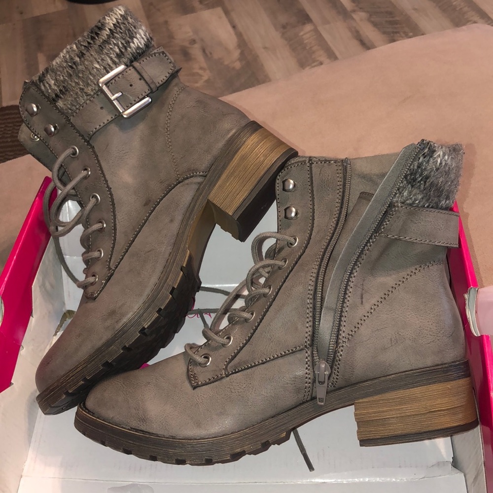 Boots 🥾 - Picture 2 of 10